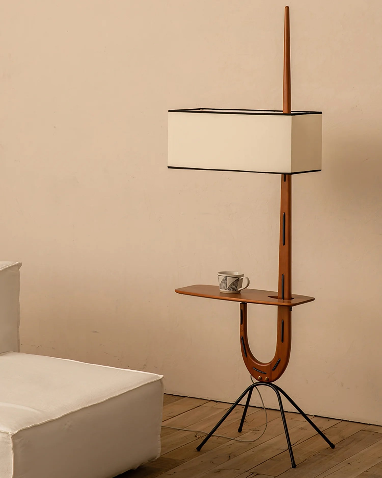 FELTHAM HEIGHTENED GIRAFFE ILLUMINATION LAMP