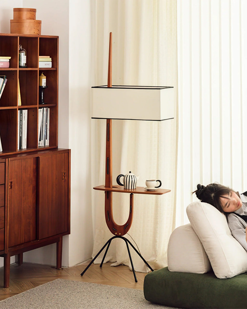 FELTHAM HEIGHTENED GIRAFFE ILLUMINATION LAMP
