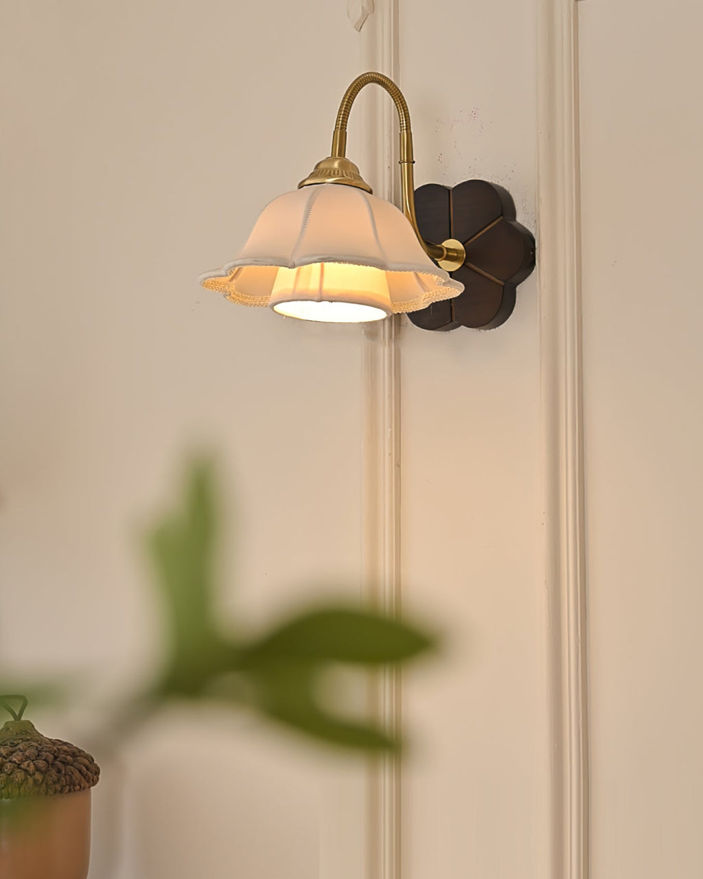 CHARLESTON FLORAL EMBELLISHED WALL SCONCE