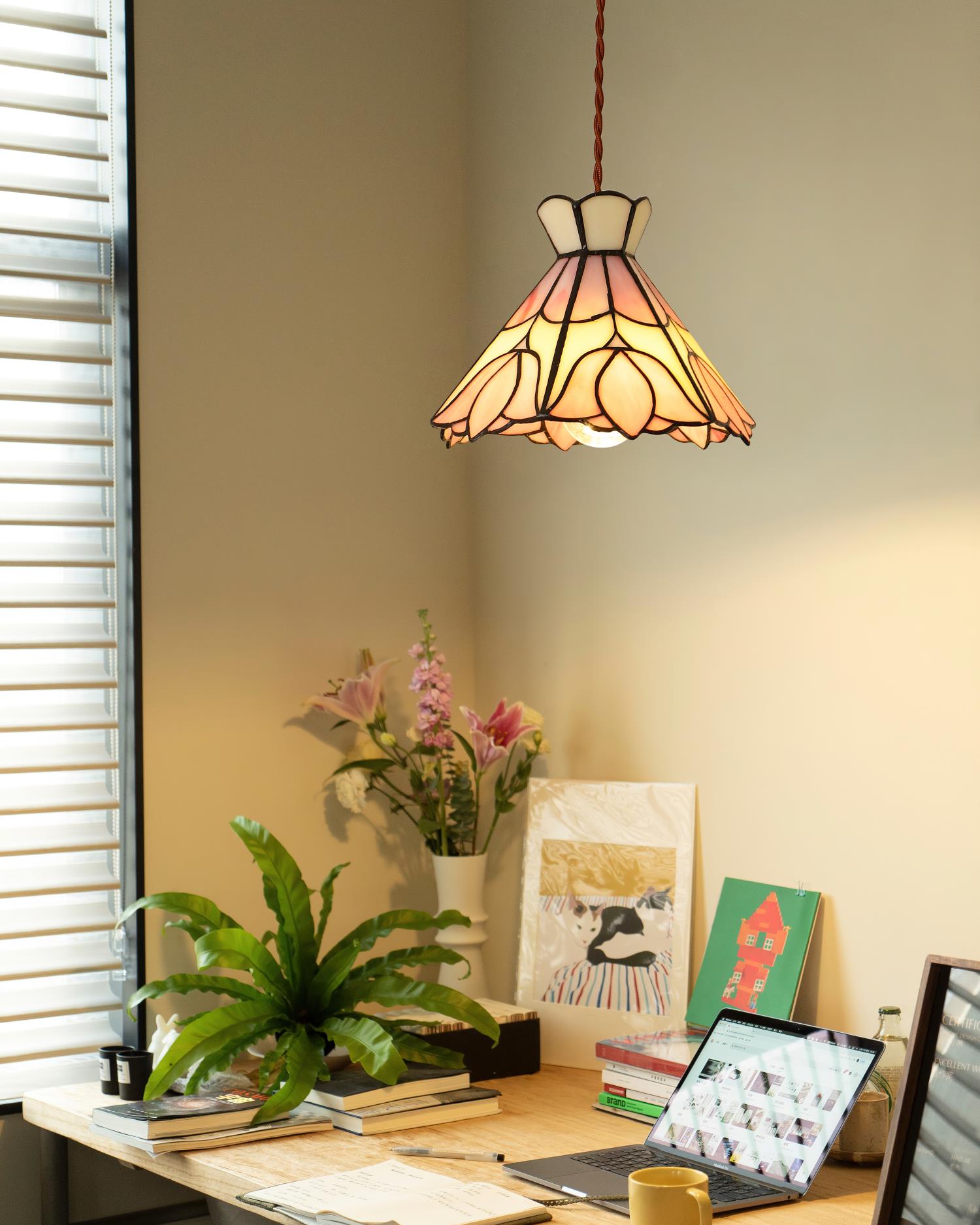 WINTHORPE ARTISAN GLASS PENDANT LIGHT