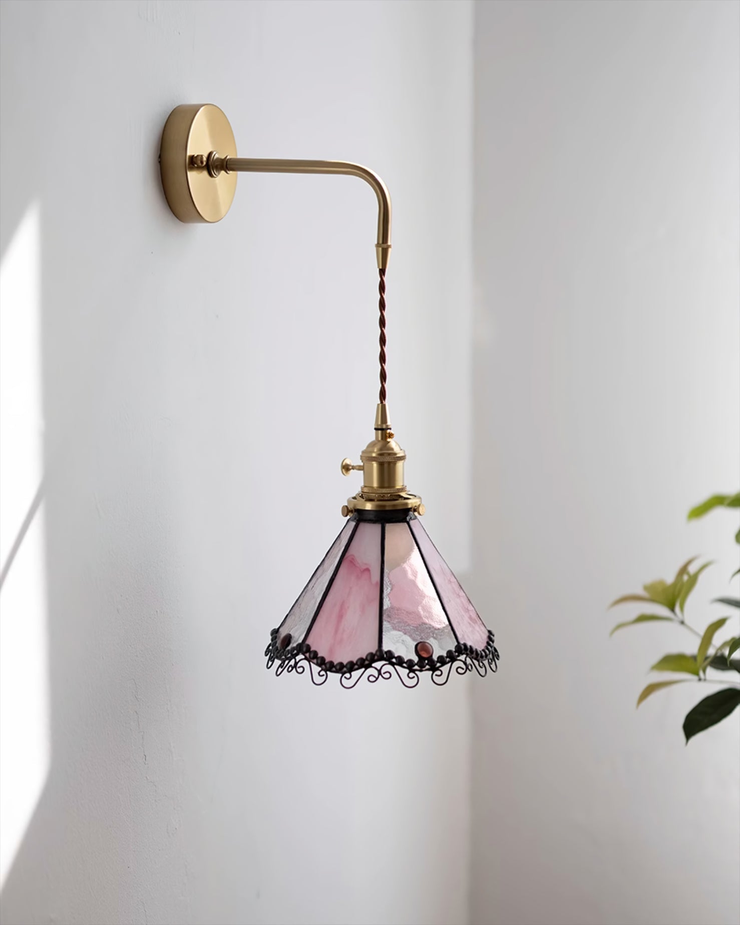 WINDSOR STAINED GLASS HALLWAY SCONCE