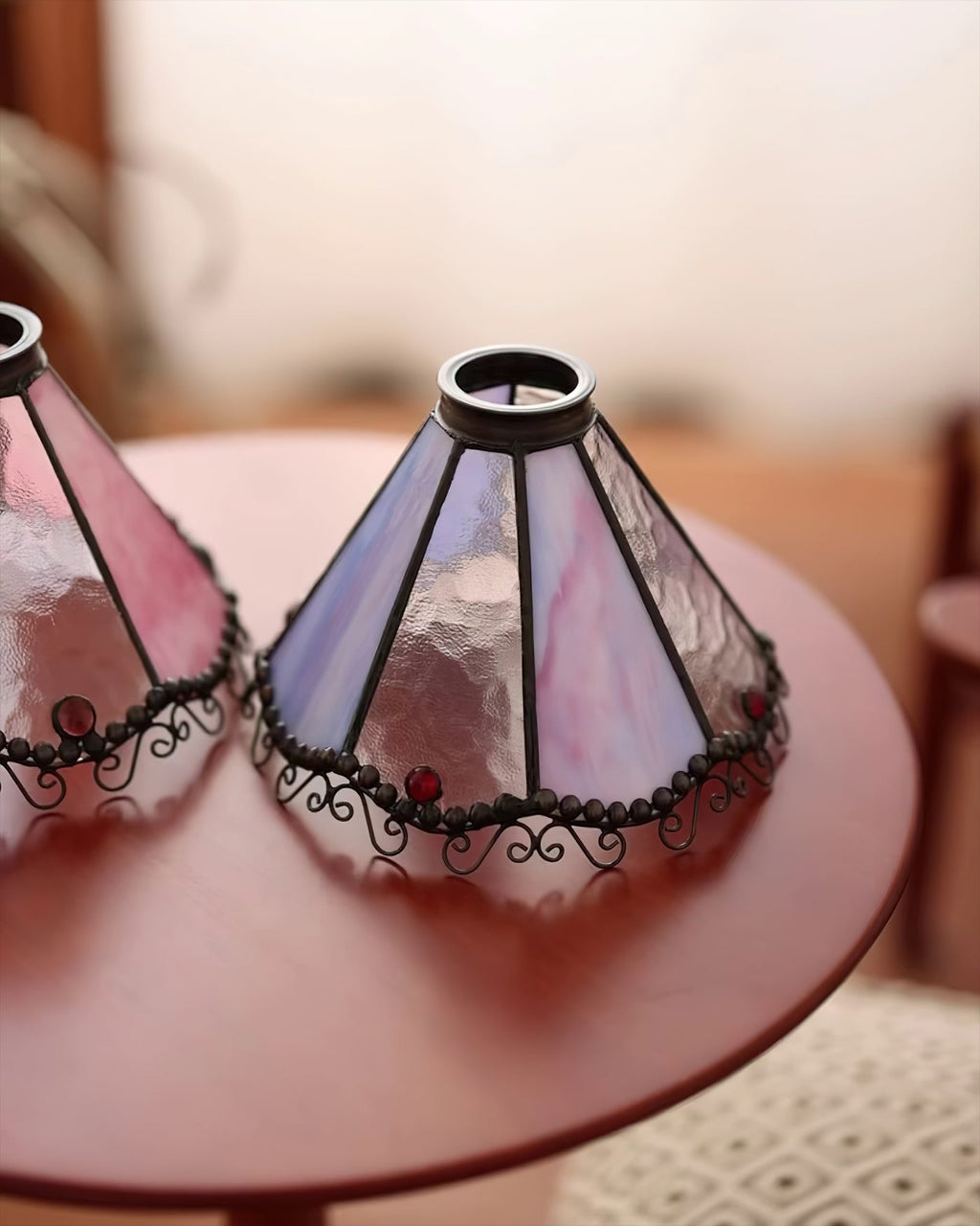 WINDSOR STAINED GLASS HALLWAY SCONCE