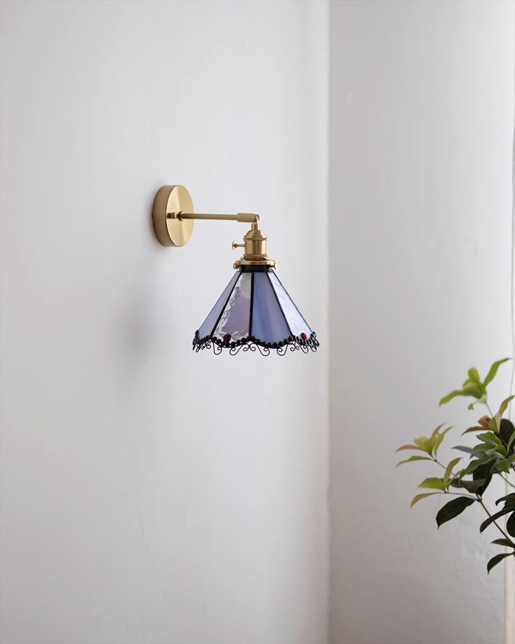 WINDSOR STAINED GLASS HALLWAY SCONCE