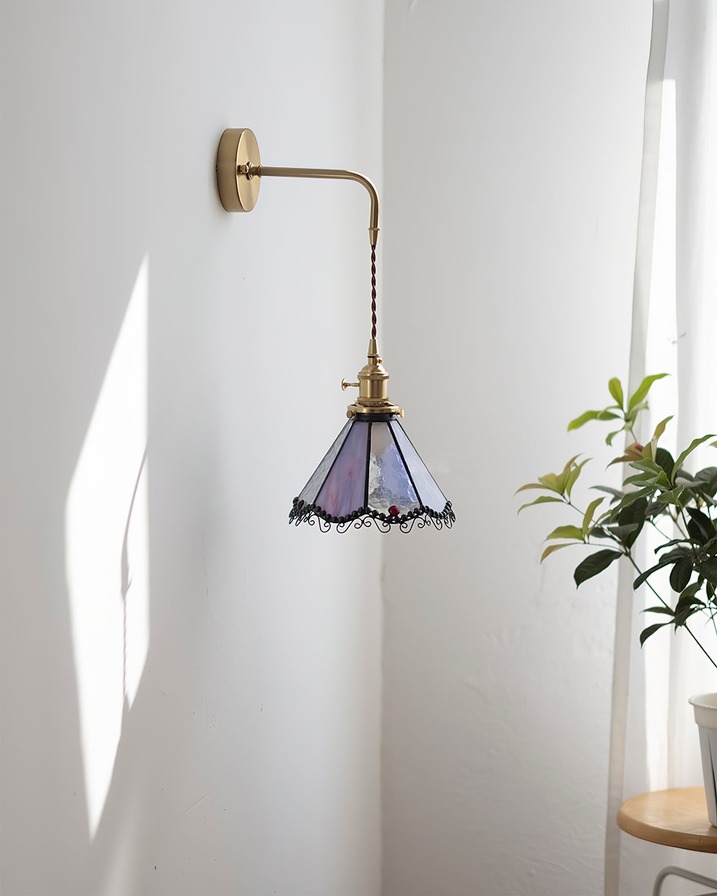 WINDSOR STAINED GLASS HALLWAY SCONCE