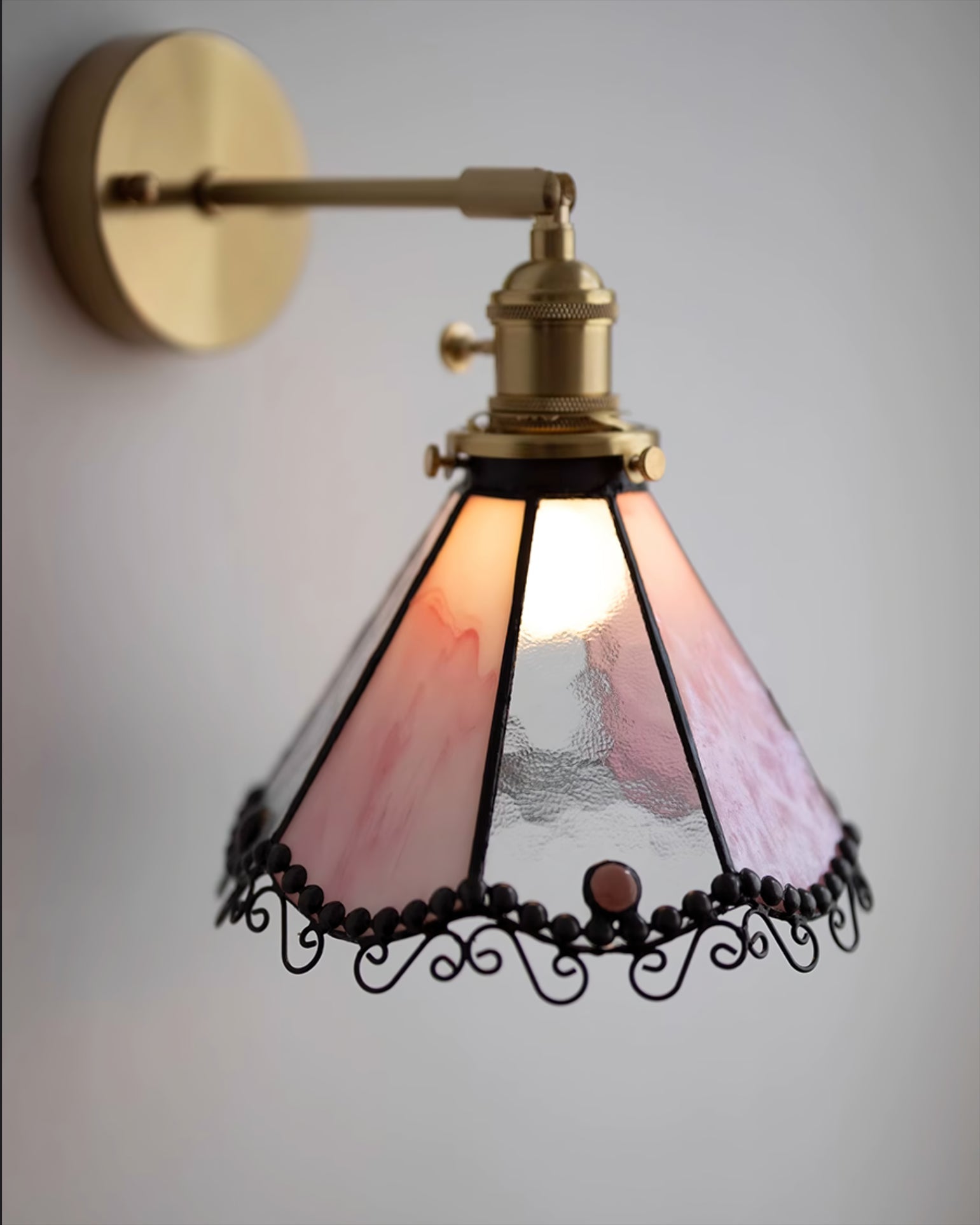 WINDSOR STAINED GLASS HALLWAY SCONCE