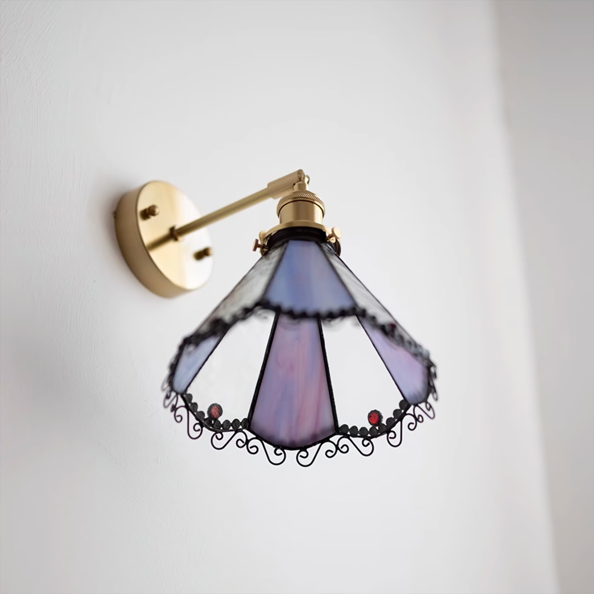 WINDSOR STAINED GLASS HALLWAY SCONCE