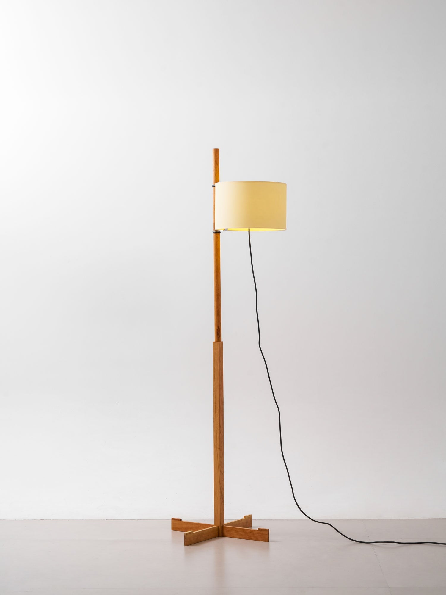 WINTHORPE WOODEN TRIPOD FLOOR LIGHT