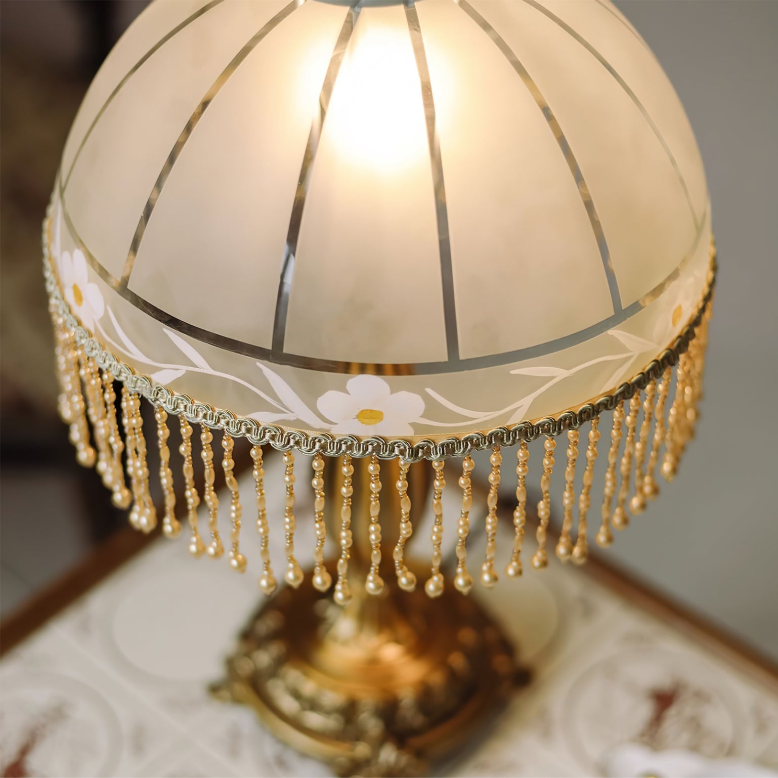 WHITTINGTON BLOOMING TASSELS LAMP