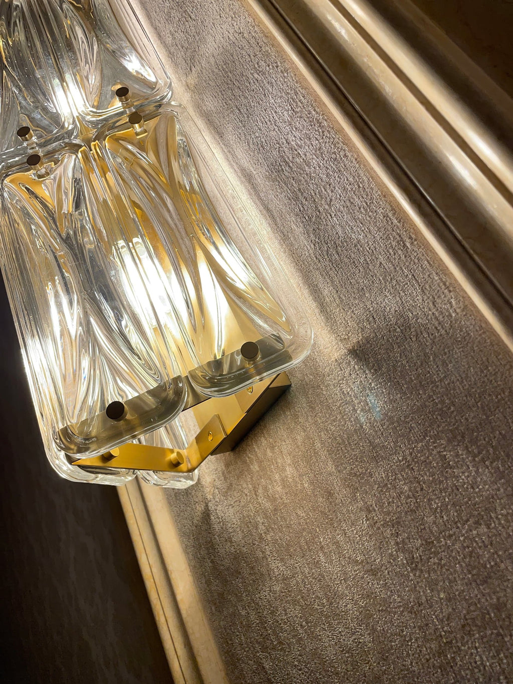 THISTLEDALE TRIANGULAR GLASS APPLIQUE