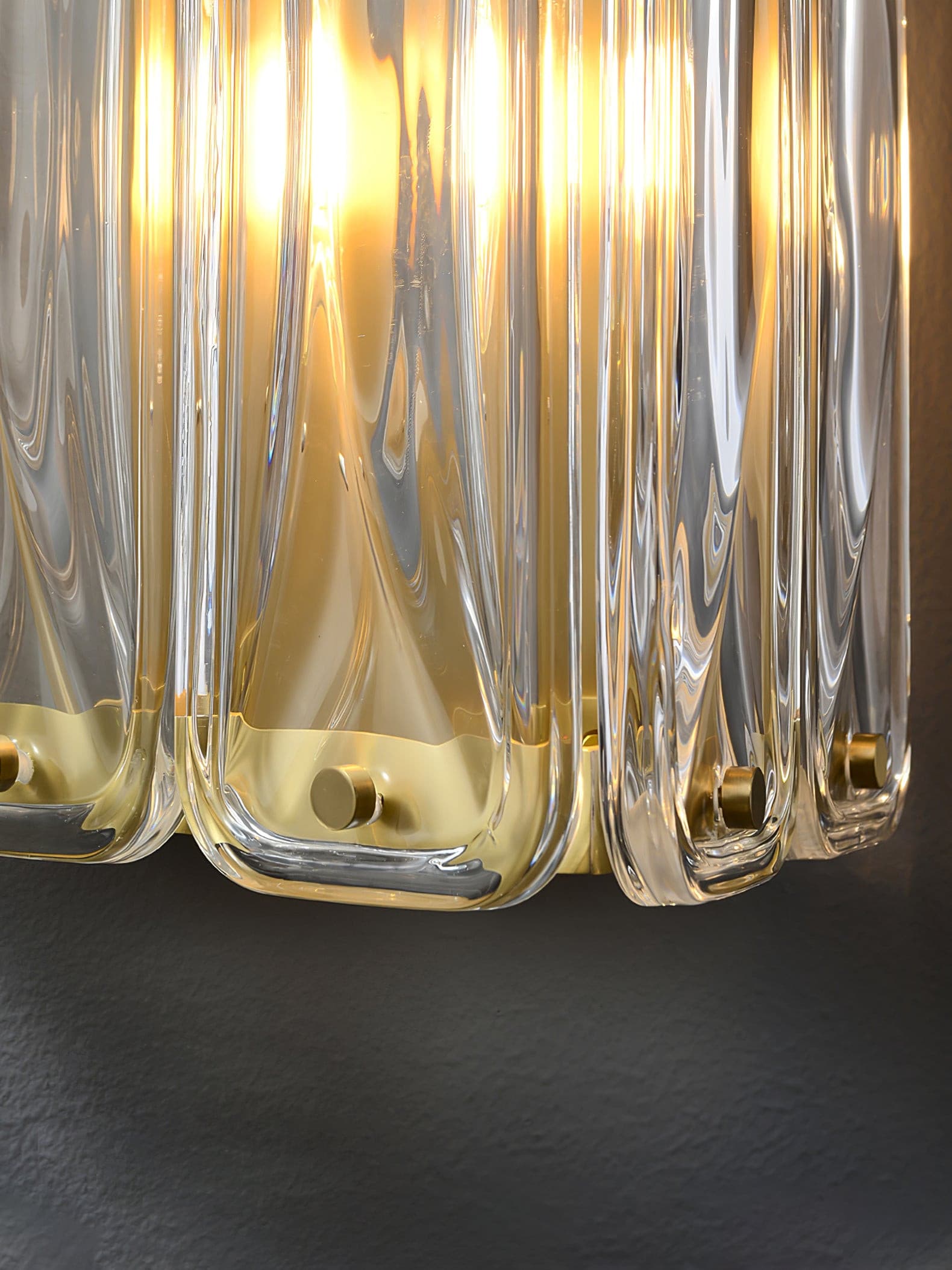 THISTLEDALE TRIANGULAR GLASS APPLIQUE