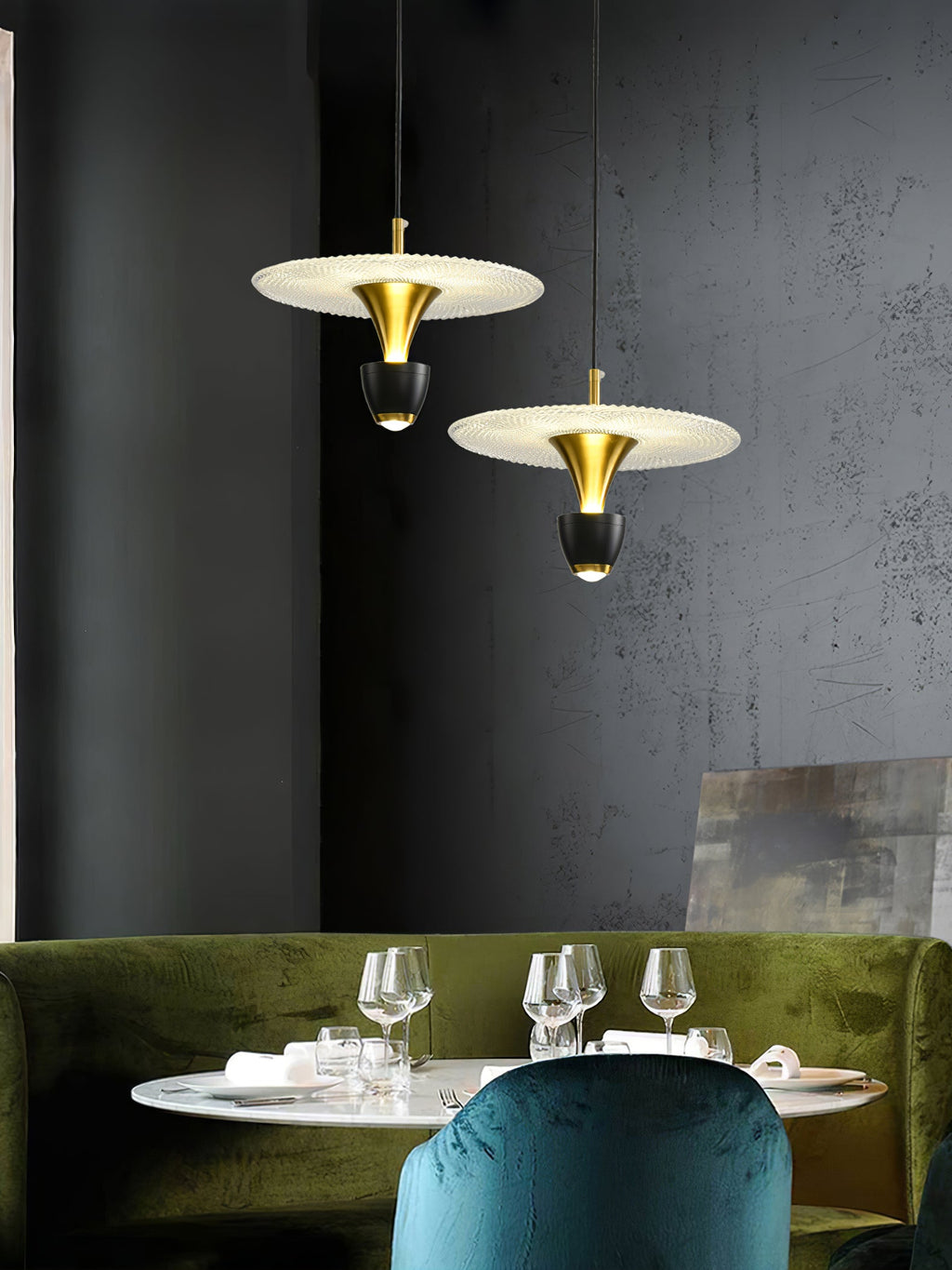 ASTONIA AERODYNAMIC GLASS HANGING LAMP