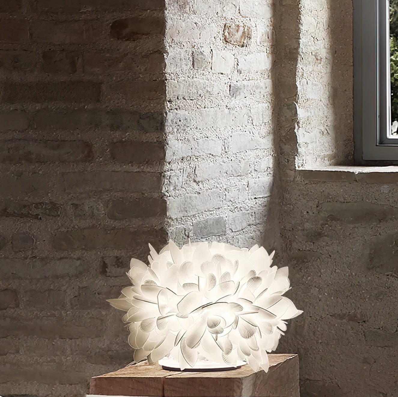 BRAMBLEWOOD LEAF-INSPIRED TABLE LANTERN