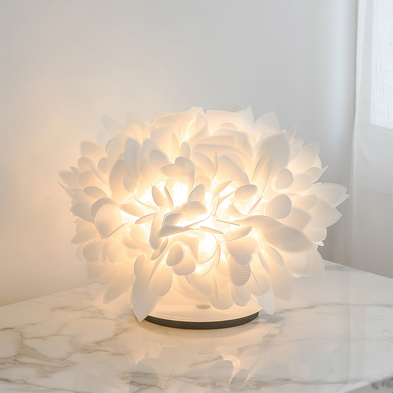 BRAMBLEWOOD LEAF-INSPIRED TABLE LANTERN