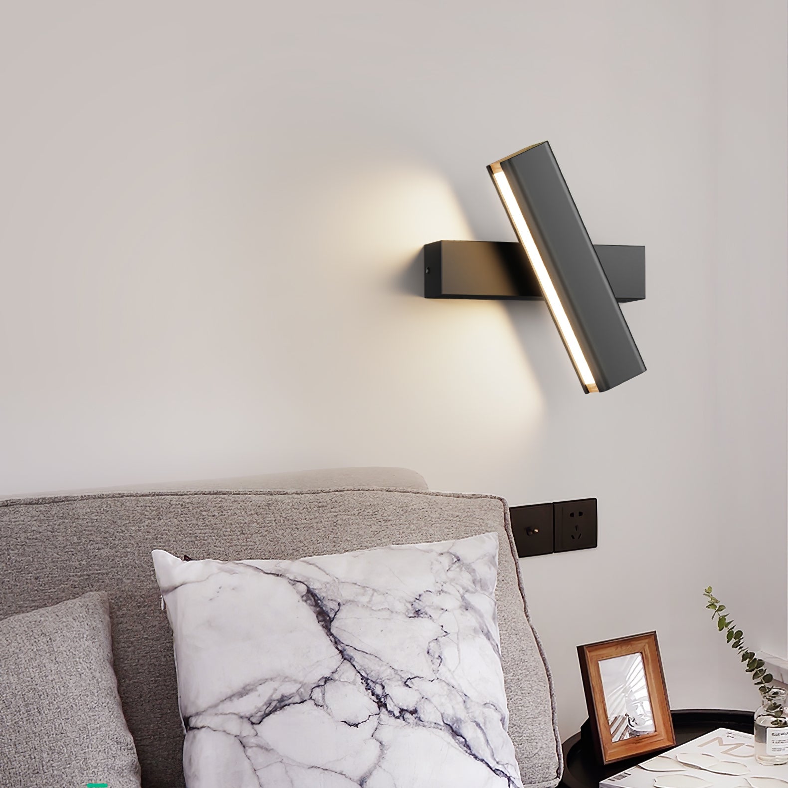 LANGLEY BOUNDLESS BRASS WALL SCONCE