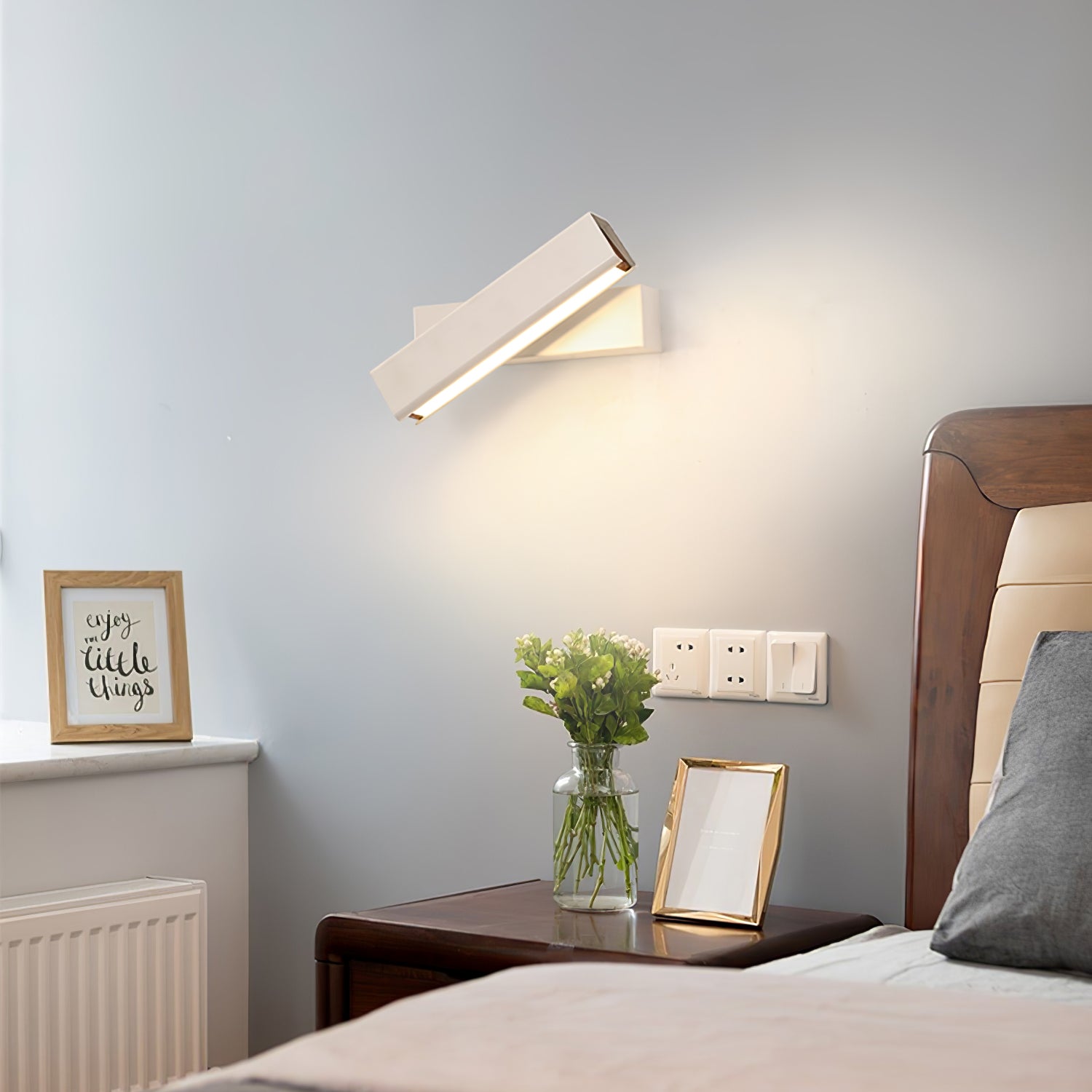 LANGLEY BOUNDLESS BRASS WALL SCONCE