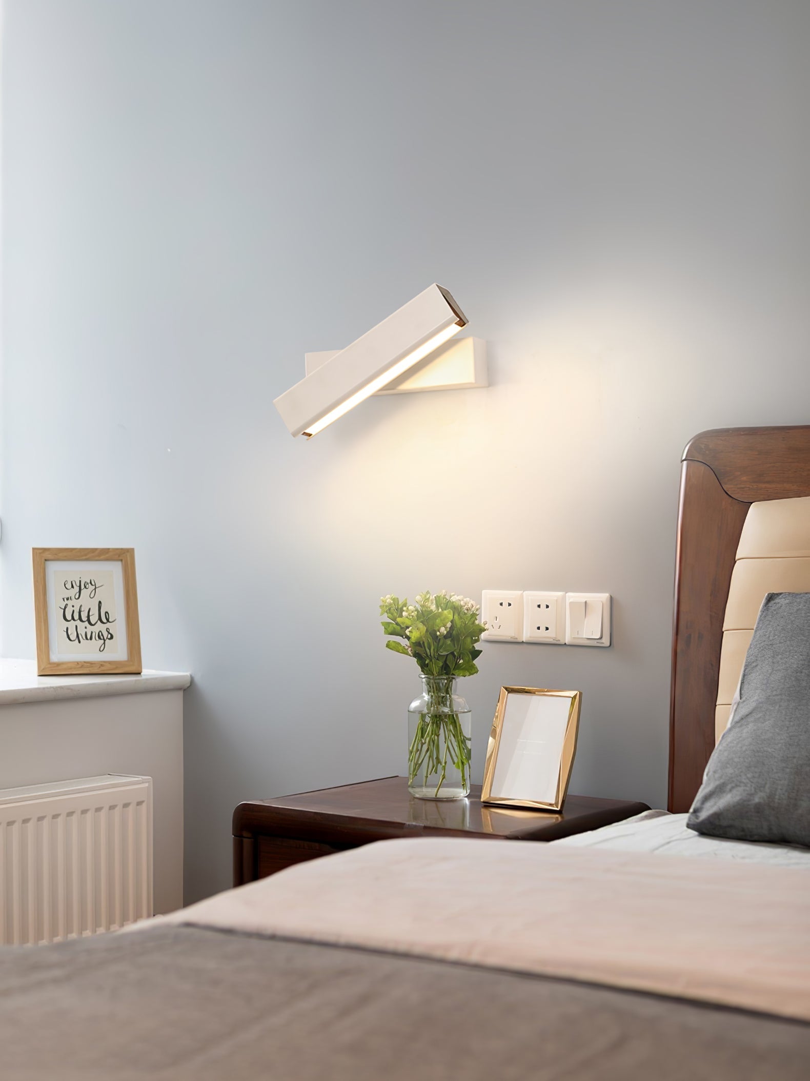 LANGLEY BOUNDLESS BRASS WALL SCONCE
