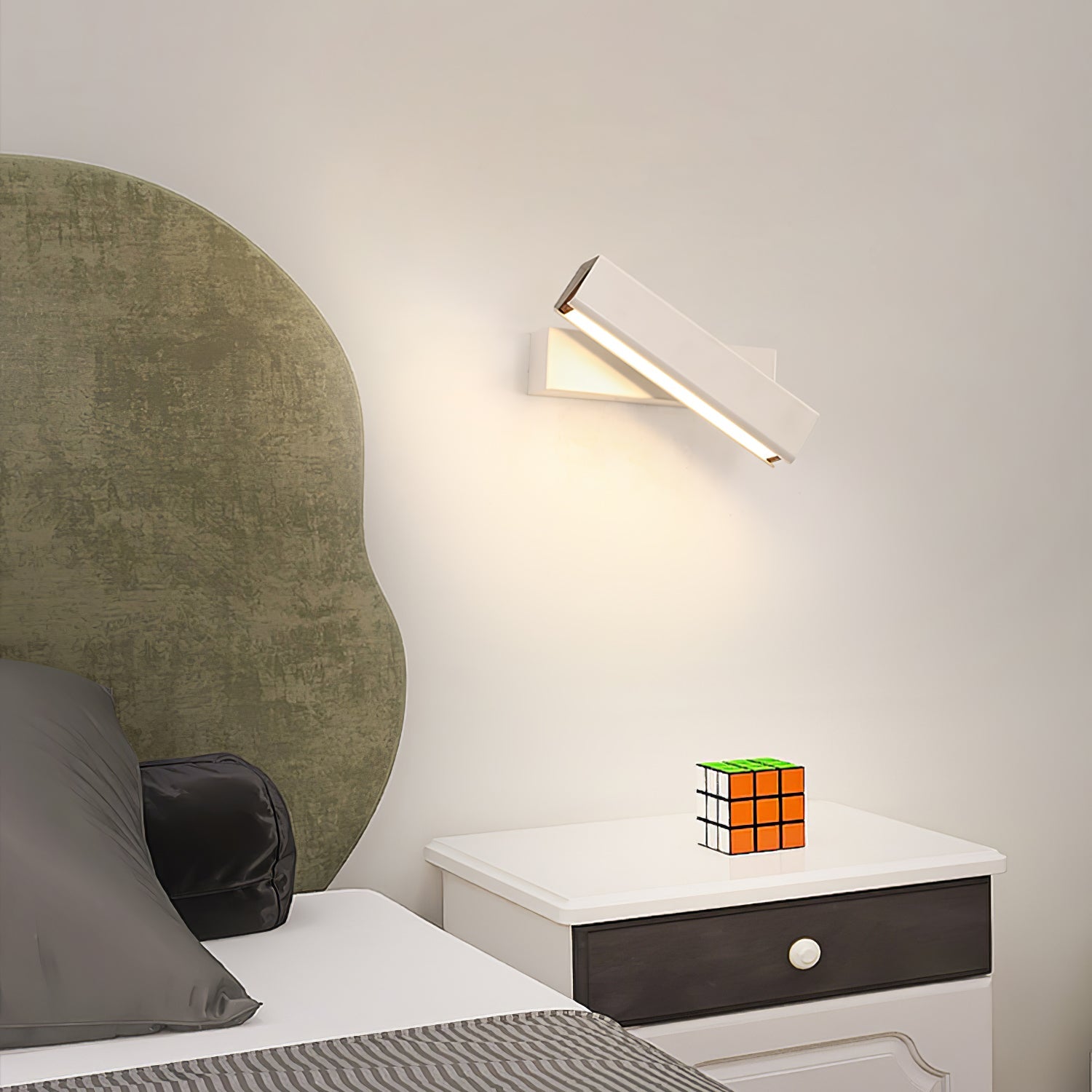 LANGLEY BOUNDLESS BRASS WALL SCONCE