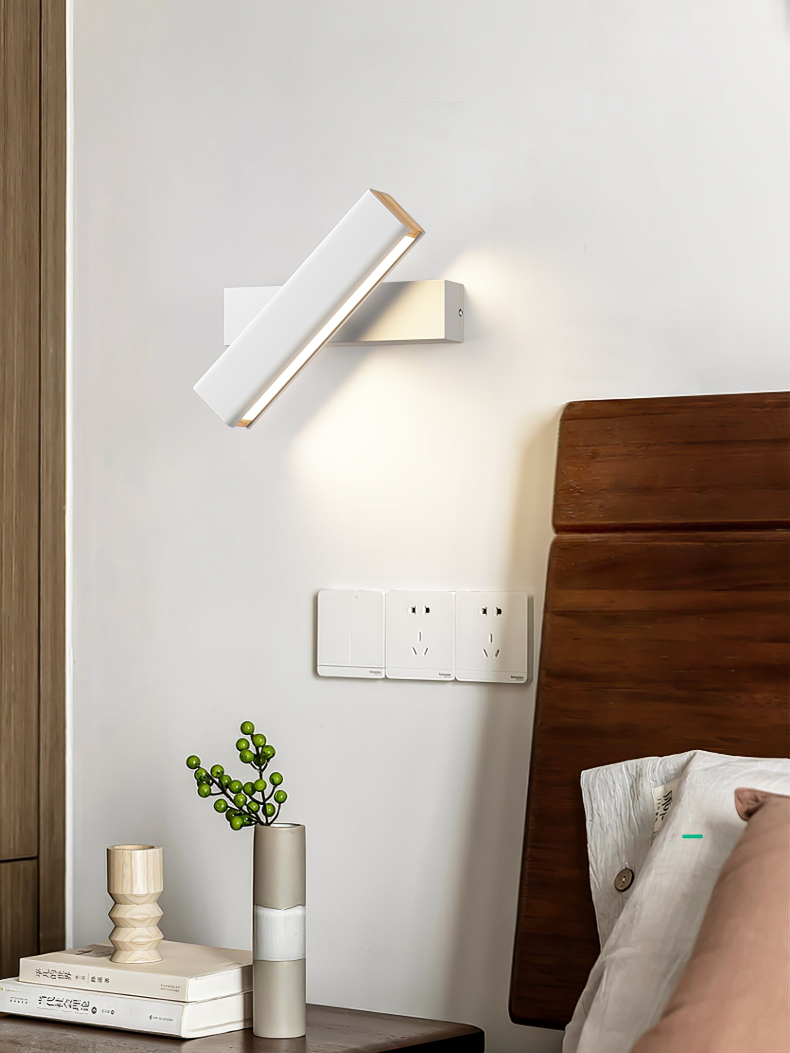 LANGLEY BOUNDLESS BRASS WALL SCONCE