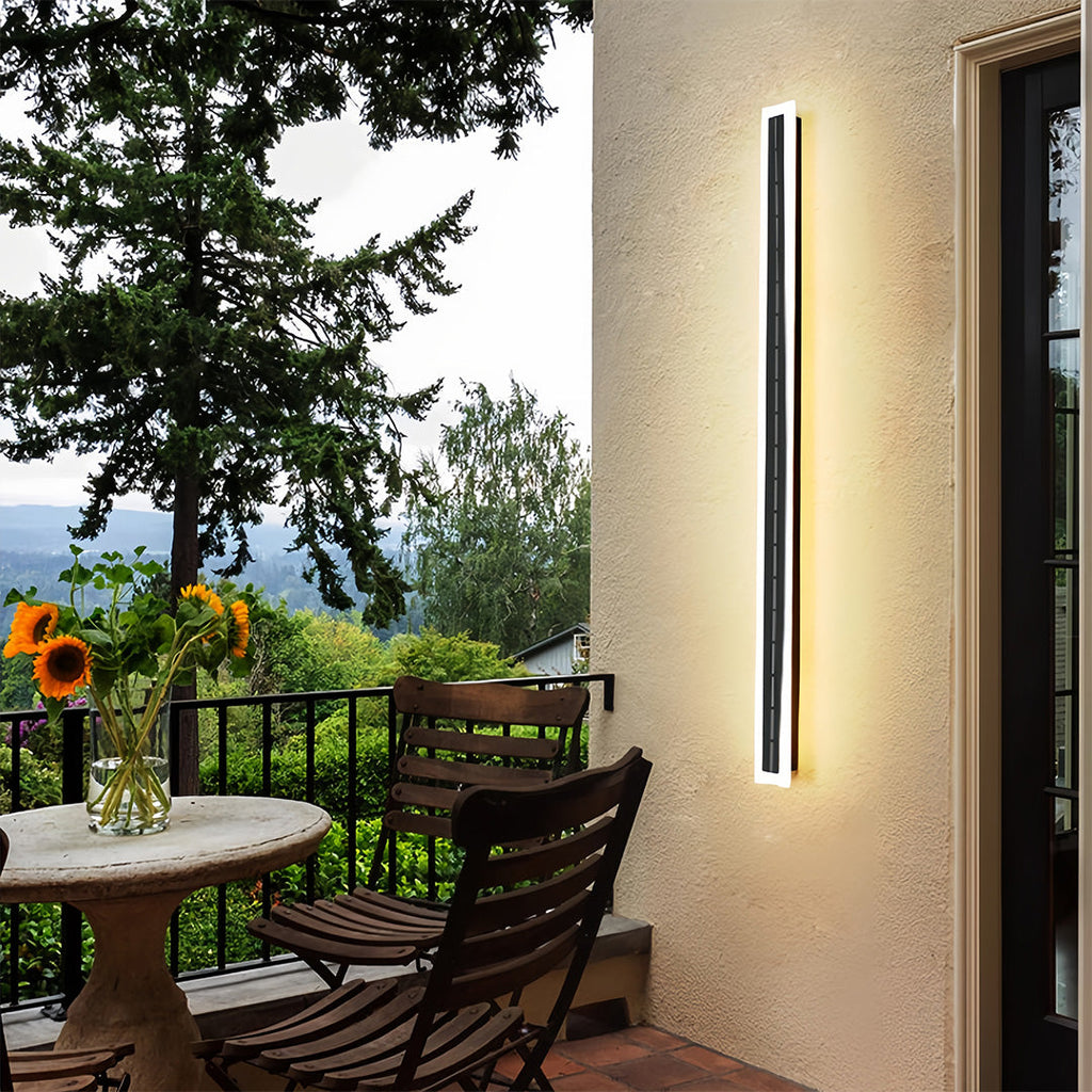 WINCHESTER SOLAR-POWERED OUTDOOR WALL SCONCE