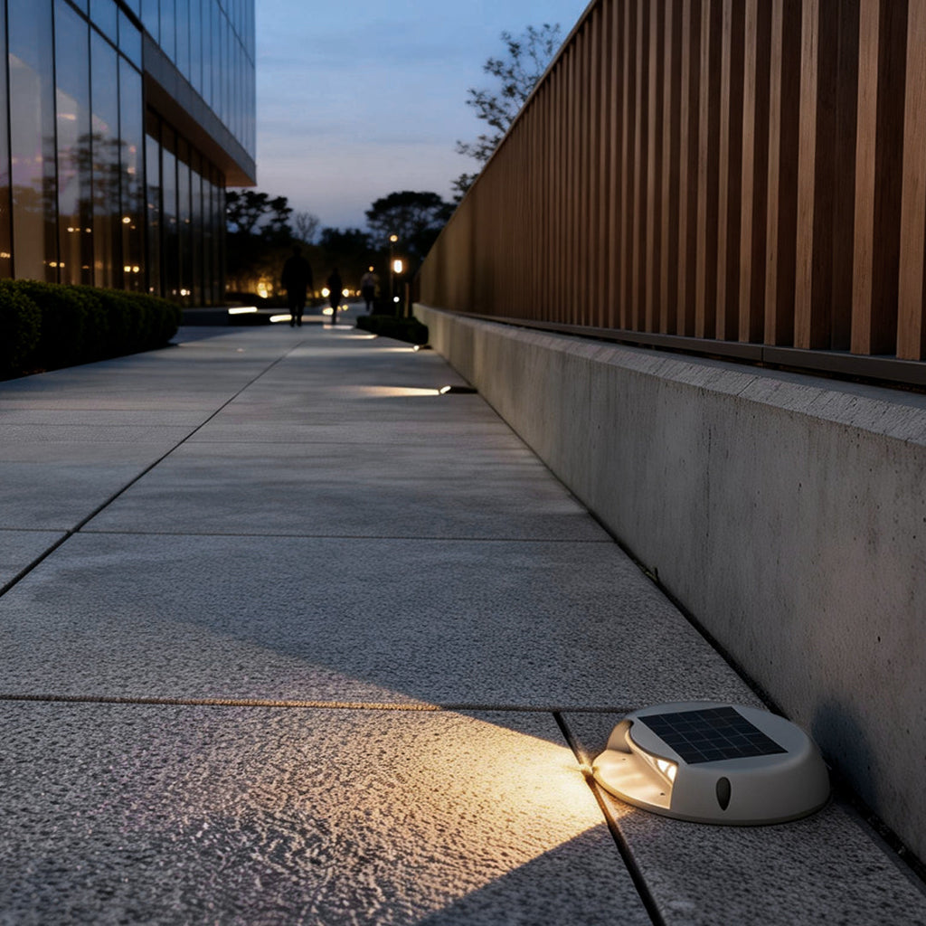 RAVENHURST SOLAR-POWERED LED PATHWAY LANTERN