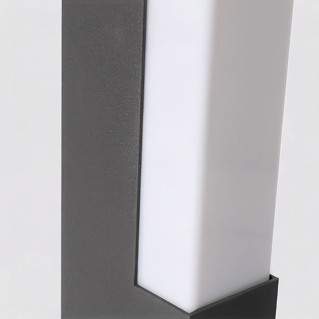 WINDSOR SQUARE OUTDOOR LUMINAIRE WITH WATER-RESISTANT DESIGN