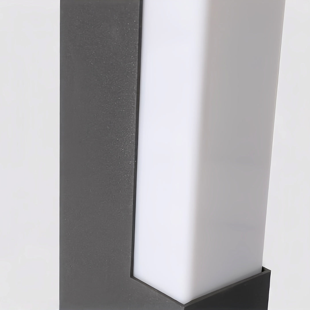 WINDSOR SQUARE OUTDOOR LUMINAIRE WITH WATER-RESISTANT DESIGN