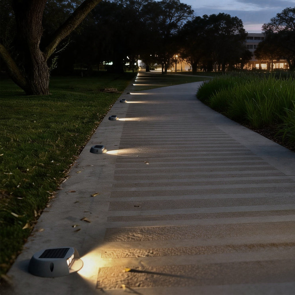 RAVENHURST SOLAR-POWERED LED PATHWAY LANTERN