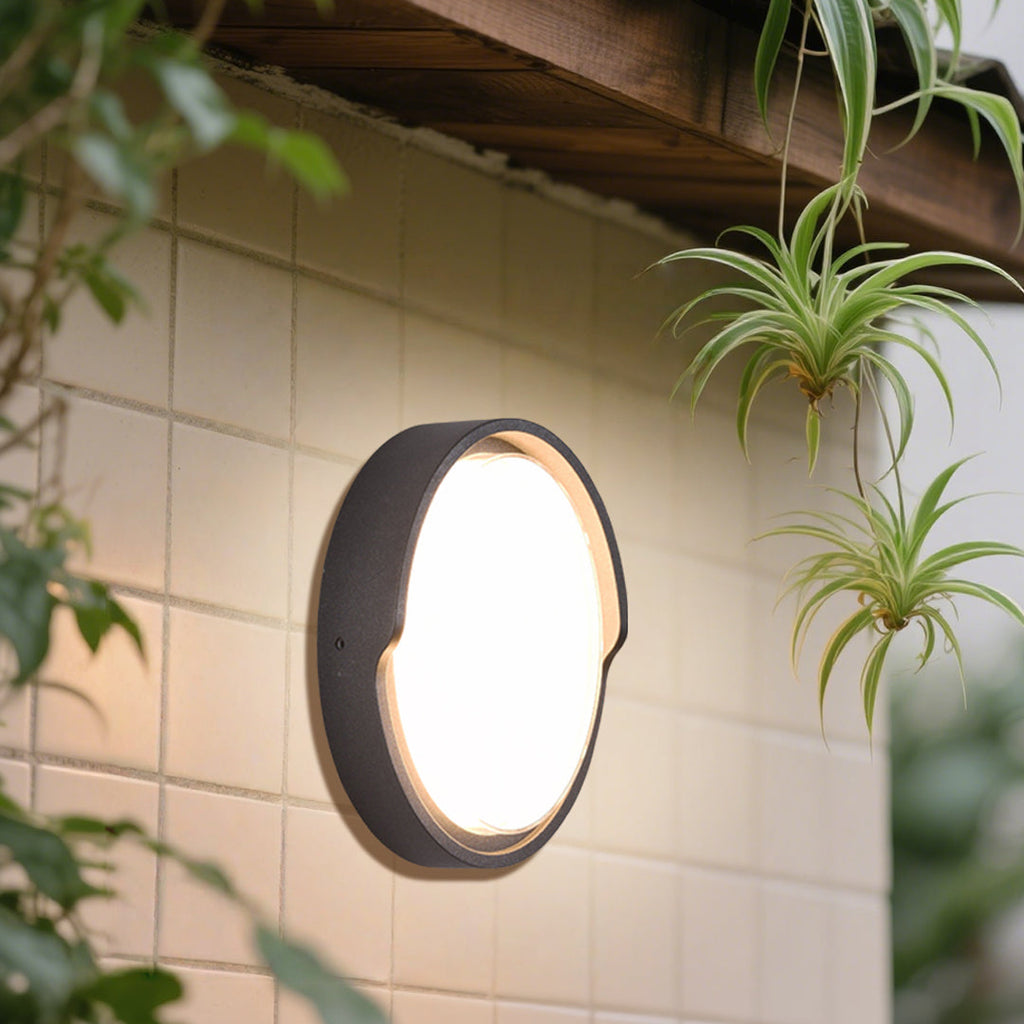 BLACKWATER RAINPROOF OUTDOOR WALL SCONCE IN MINIMALIST DESIGN