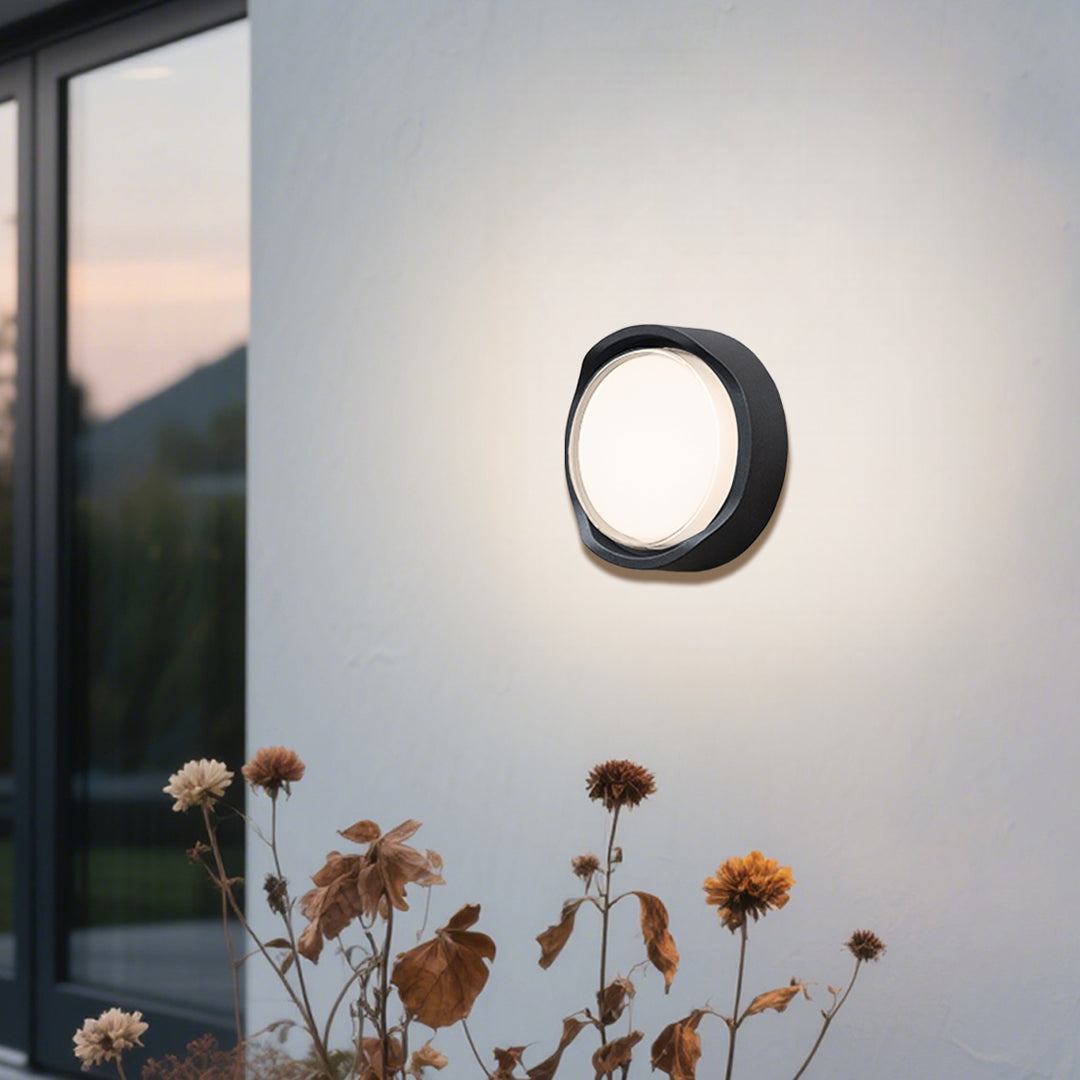 BLACKWATER RAINPROOF OUTDOOR WALL SCONCE IN MINIMALIST DESIGN