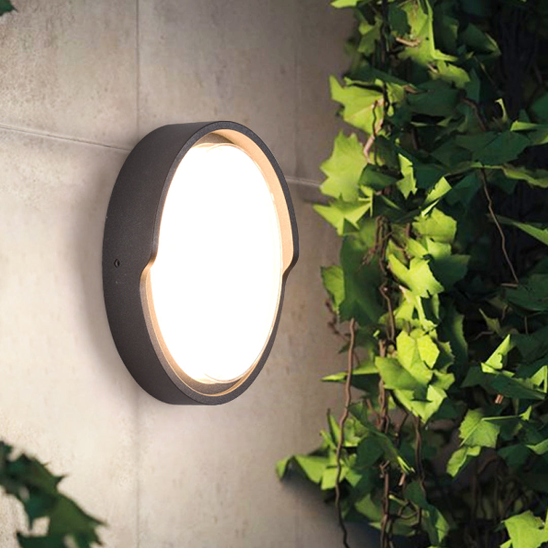 BLACKWATER RAINPROOF OUTDOOR WALL SCONCE IN MINIMALIST DESIGN