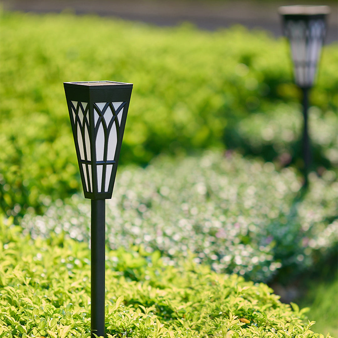 WINDSOR SOLAR-POWERED GARDEN LANTERN POST