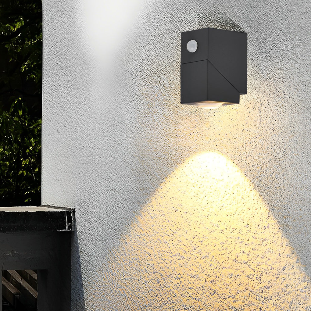 WINCHESTER BLACK WATERPROOF WALL LANTERN WITH ADJUSTABLE BEAM