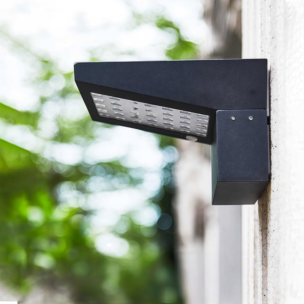WINTHORPE SOLAR-POWERED OUTDOOR WALL LANTERN