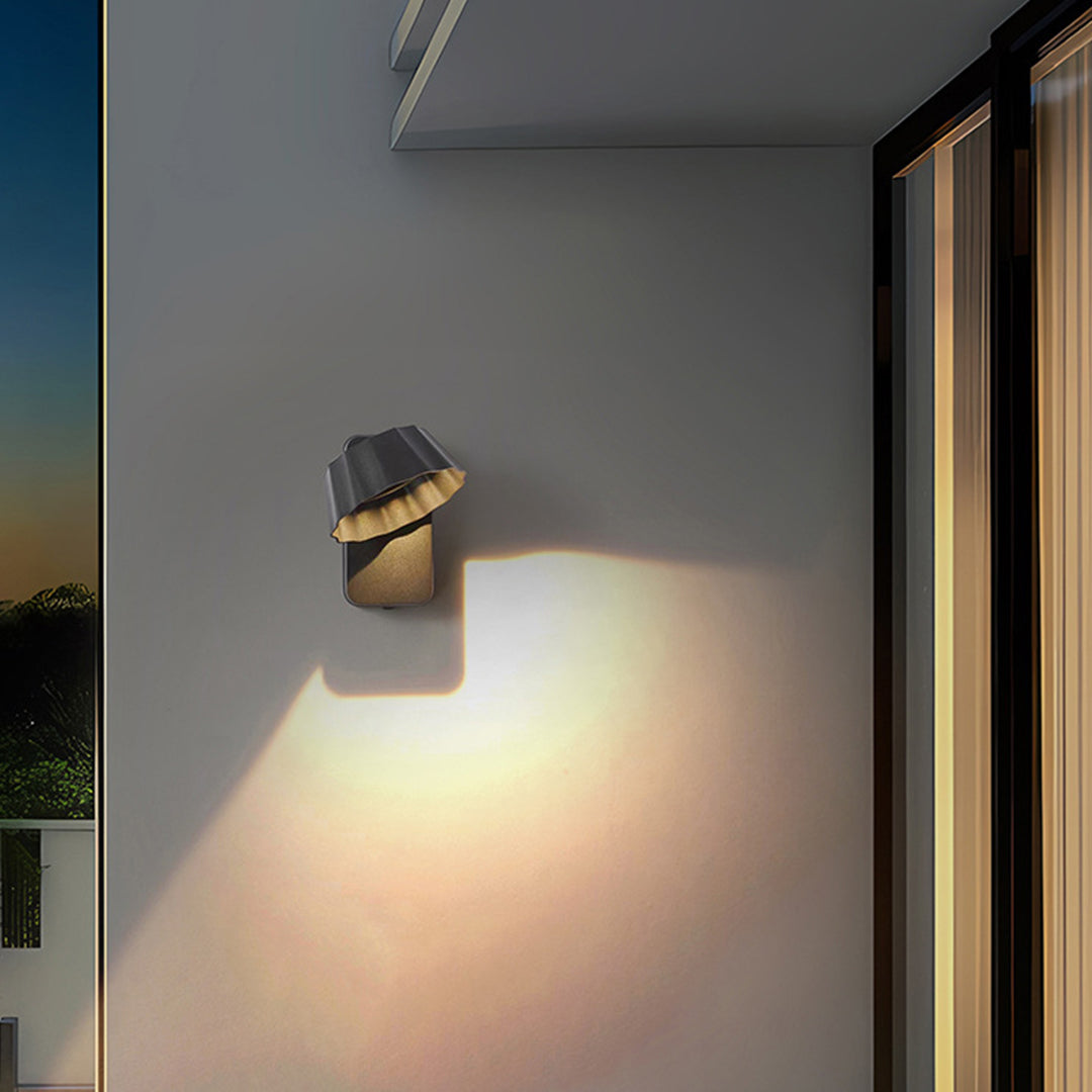 WINDSOR HEIGHTS ADJUSTABLE OUTDOOR WALL LANTERN