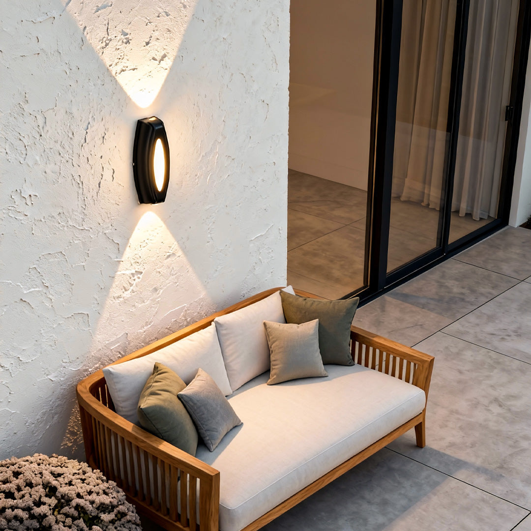 THORNBURY HORIZON LED OUTDOOR SCONCE WITH WEATHERPROOF DESIGN