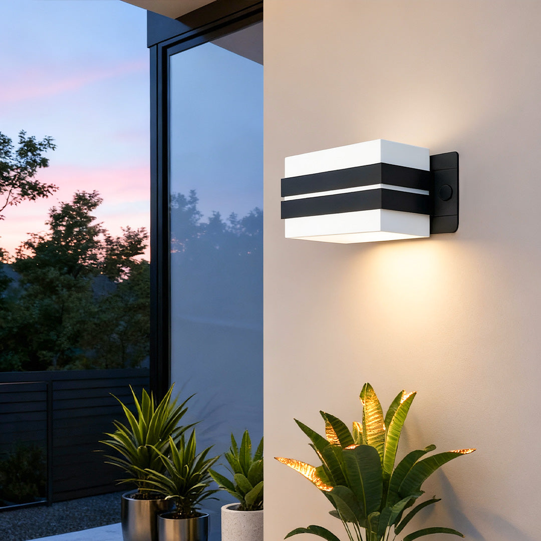 WINDSOR GARDEN SHIELD WALL LANTERN