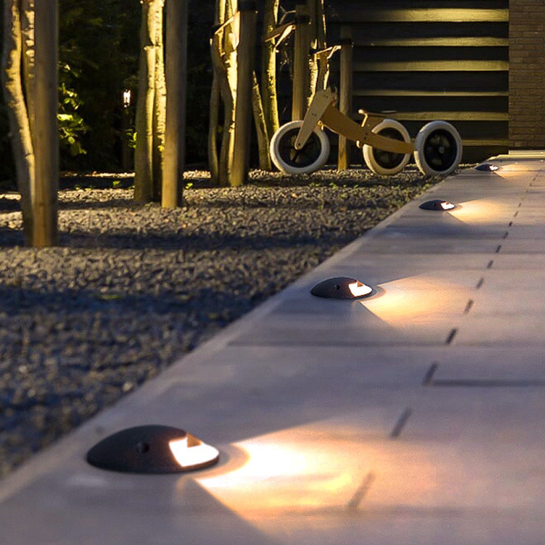 RAVENSCROFT GROUND-LEVEL LUMINAIRE WITH SIDE LIGHTING
