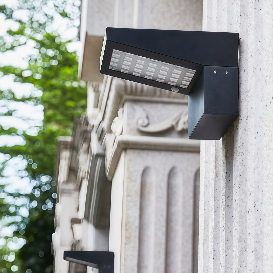 WINTHORPE SOLAR-POWERED OUTDOOR WALL LANTERN