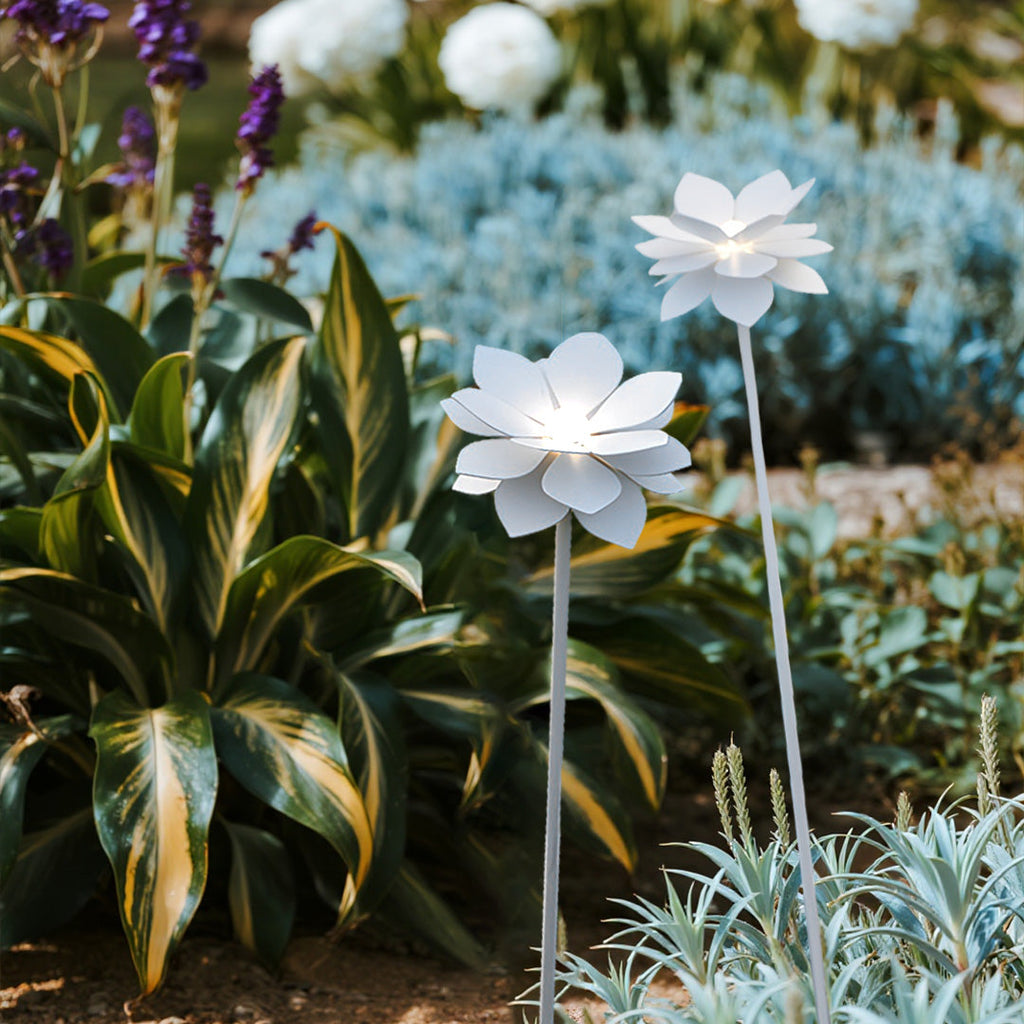 WINTHROP GARDEN BLOOM LED LIGHTS IN WHITE, WEATHER-RESISTANT FLOWER DESIGN