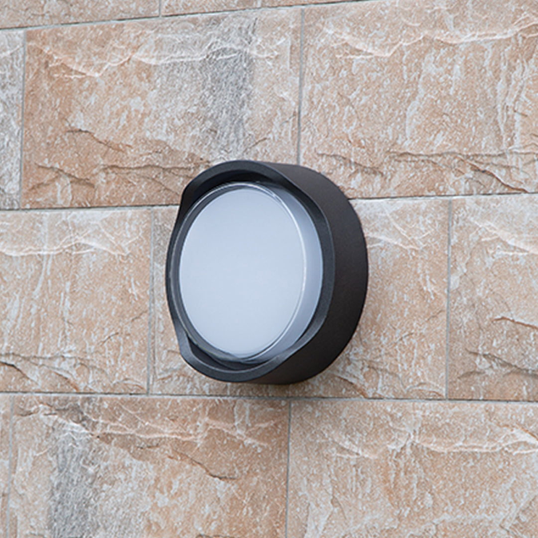 BLACKWATER RAINPROOF OUTDOOR WALL SCONCE IN MINIMALIST DESIGN