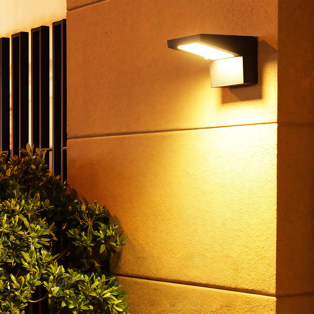 WINTHORPE SOLAR-POWERED OUTDOOR WALL LANTERN