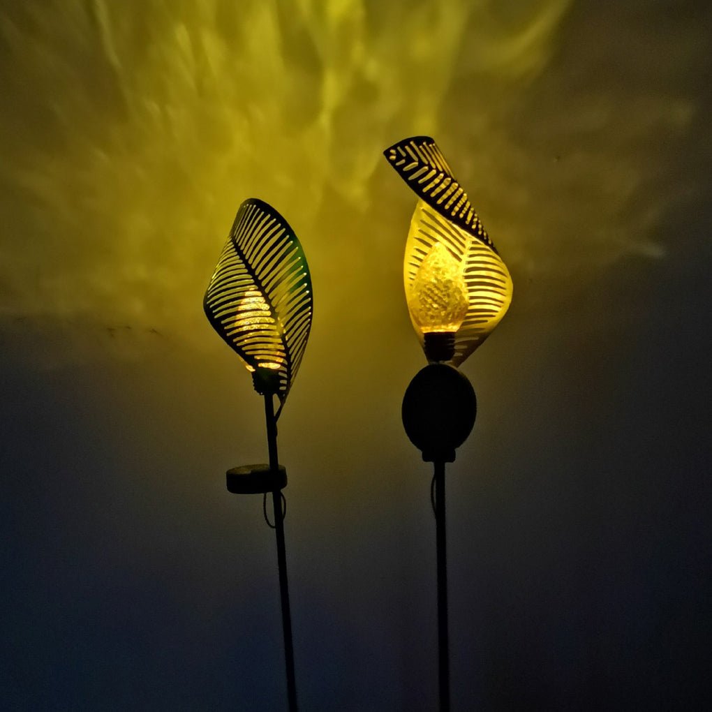 WINDSOR CURLED LEAF SOLAR GARDEN LANTERN