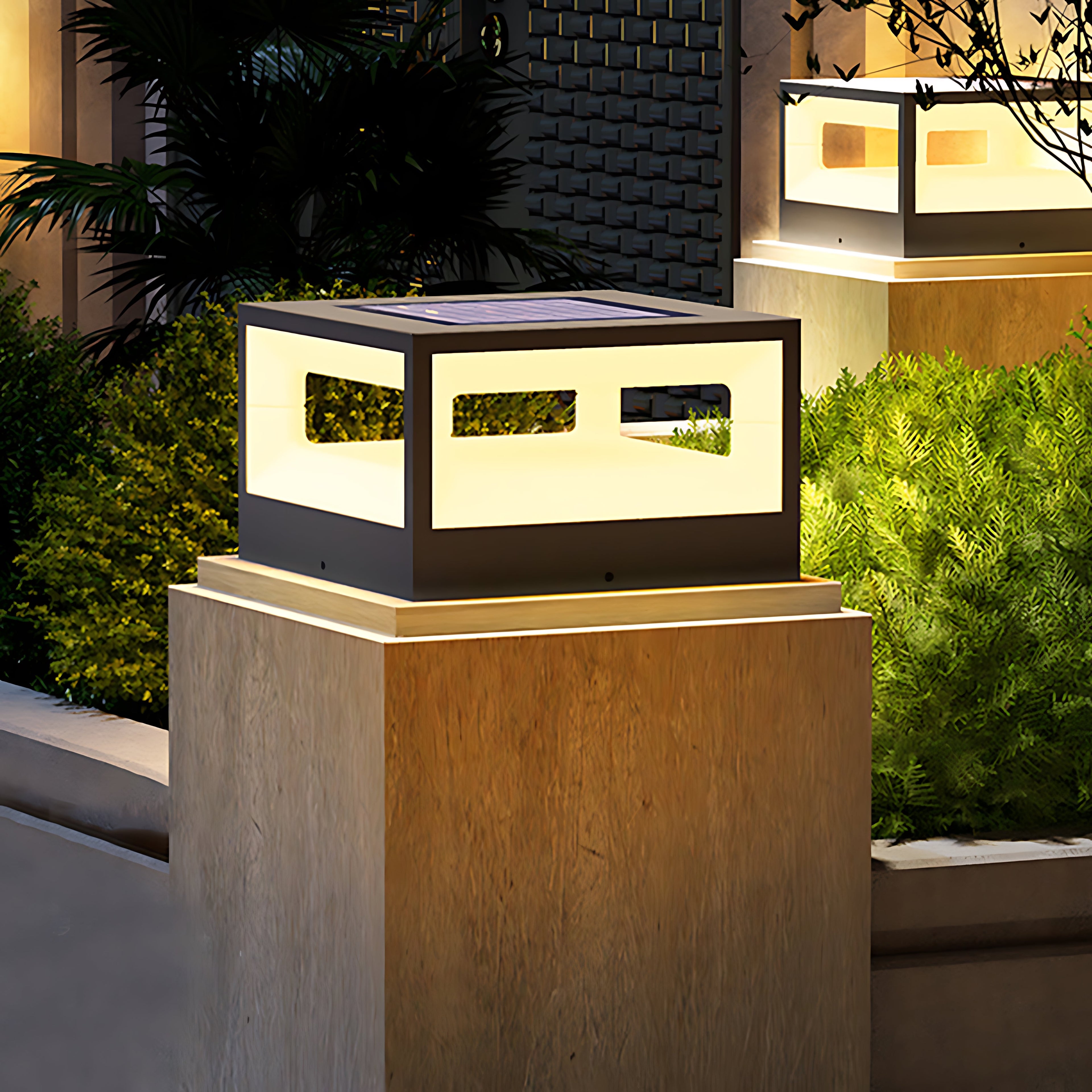 CHESTERFIELD SOLAR-POWERED HOLLOW SQUARE FENCE POST ILLUMINATOR