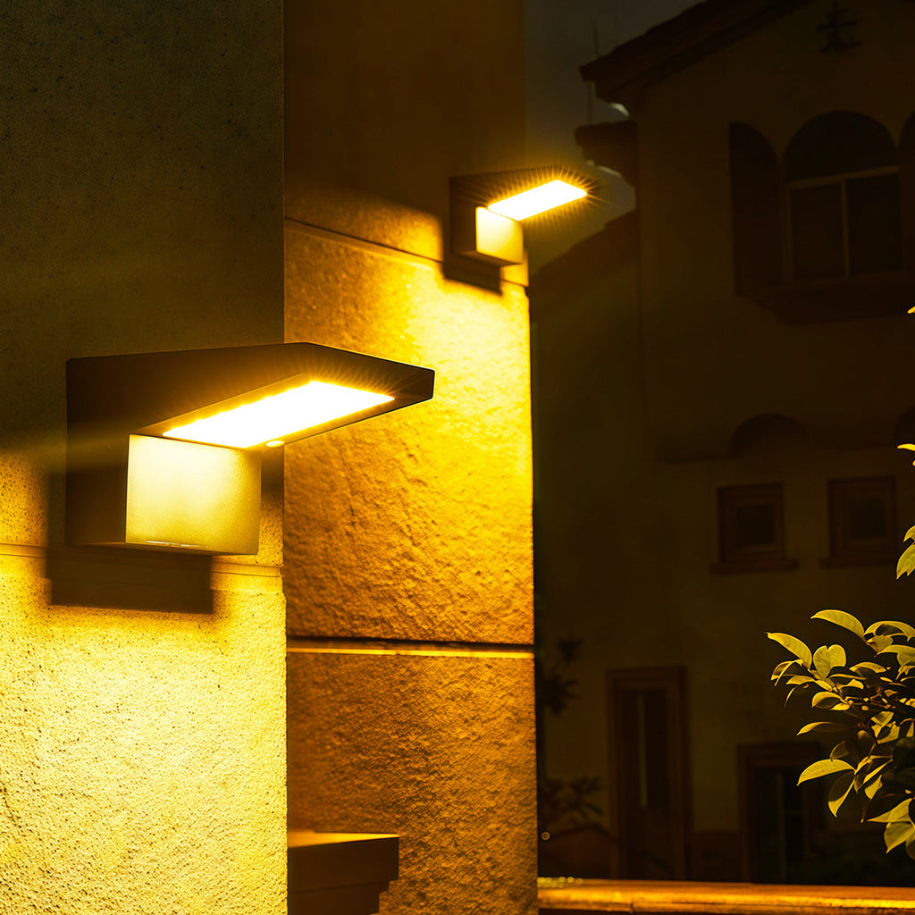 WINTHORPE SOLAR-POWERED OUTDOOR WALL LANTERN