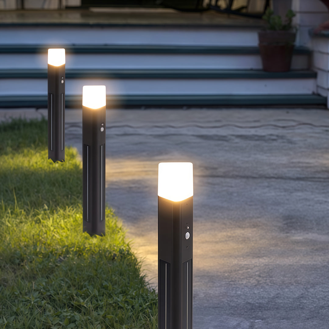 WINTERBORNE SOLAR-POWERED GARDEN BOLLARD LANTERN