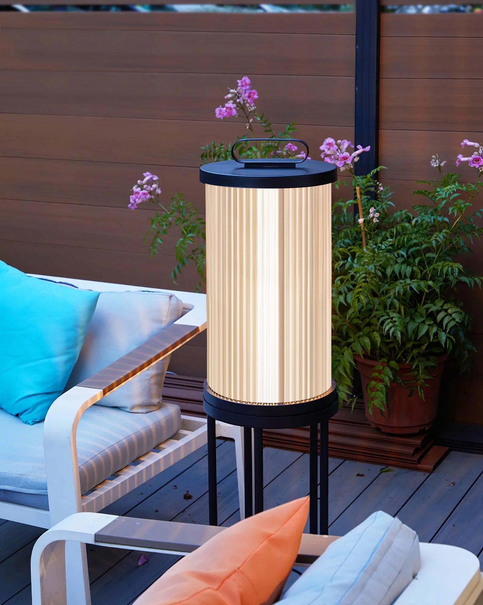 WINDSOR SOLAR-POWERED GLASS GARDEN LANTERN