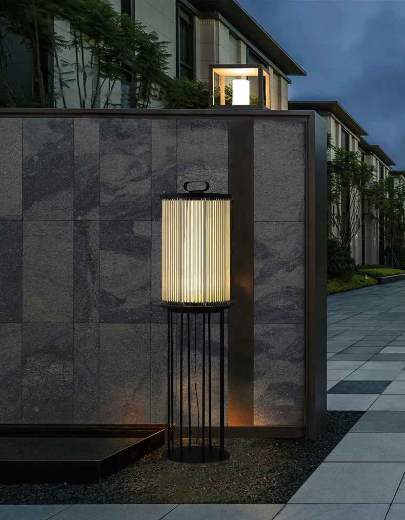 WINDSOR SOLAR-POWERED GLASS GARDEN LANTERN