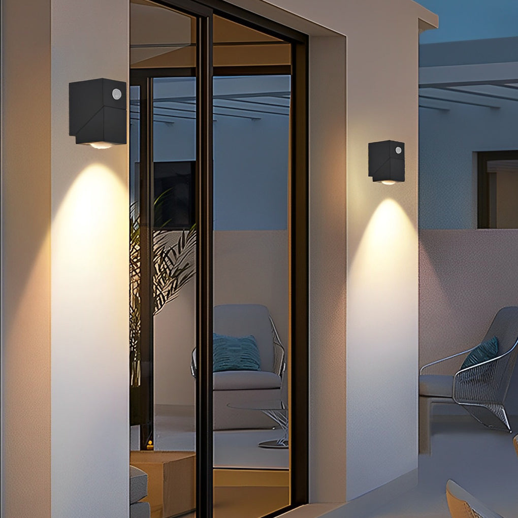 WINCHESTER BLACK WATERPROOF WALL LANTERN WITH ADJUSTABLE BEAM