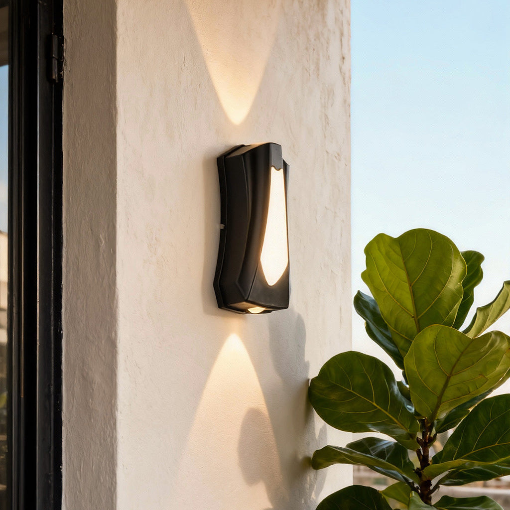 THORNBURY HORIZON LED OUTDOOR SCONCE WITH WEATHERPROOF DESIGN