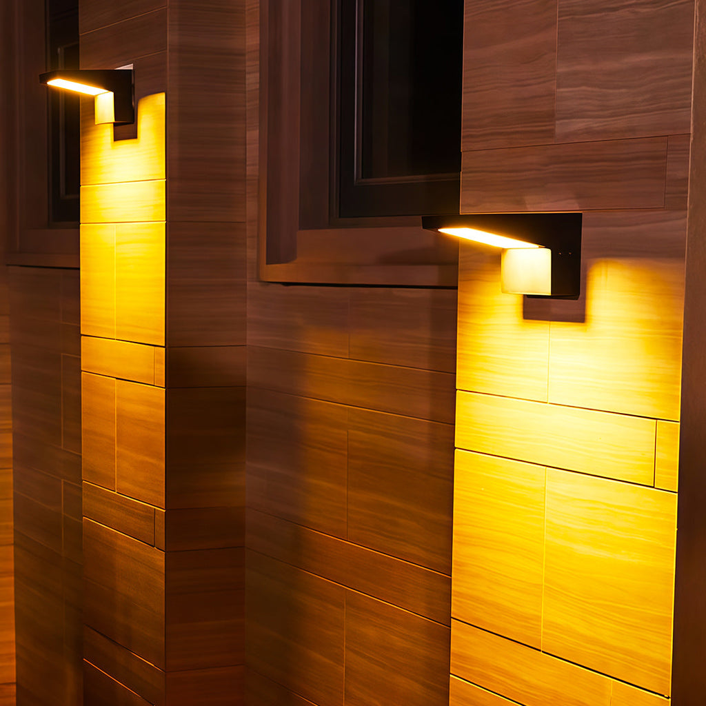 WINTHORPE SOLAR-POWERED OUTDOOR WALL LANTERN